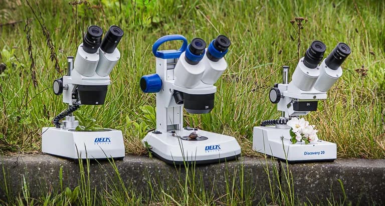 Do czego służy stolik w mikroskopie i jak poprawić obserwacje?