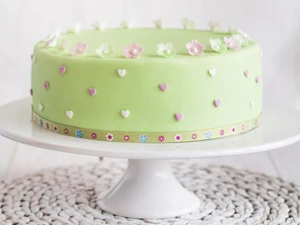 Jak przykleić ozdoby z masy cukrowej do tortu bez problemów?