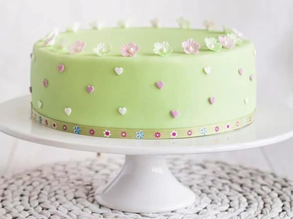 Jak przykleić ozdoby z masy cukrowej do tortu bez problemów?