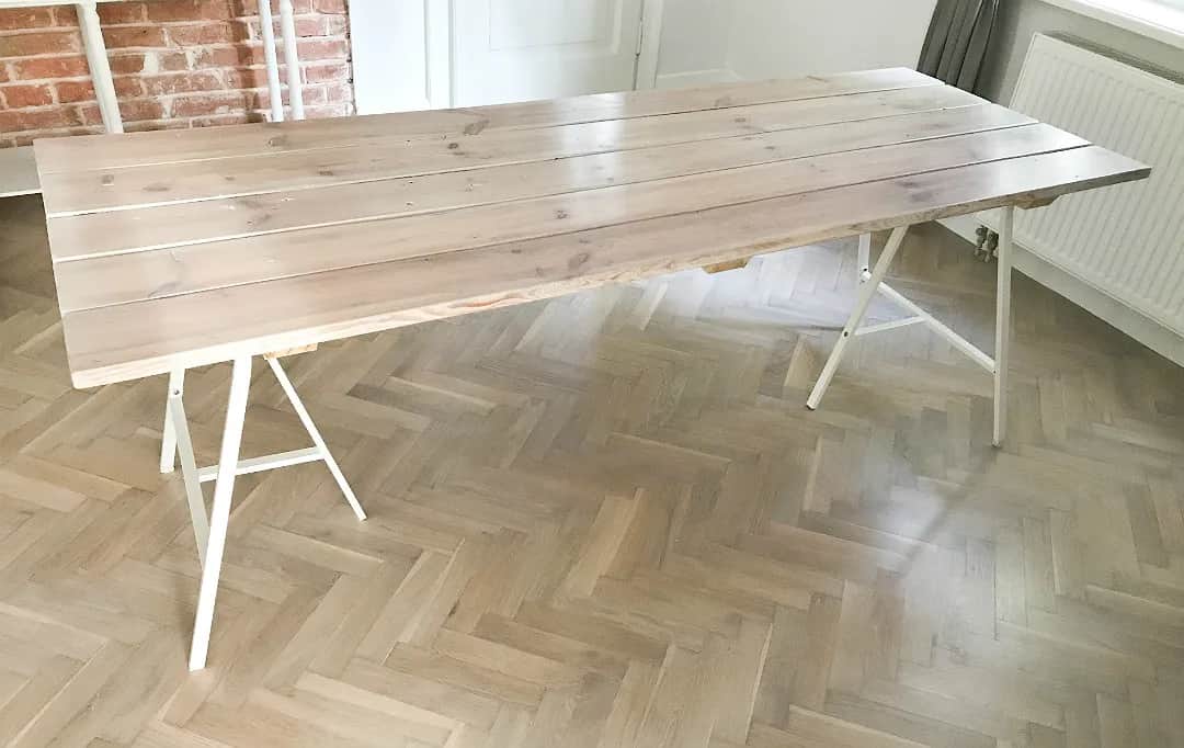 Jak zrobić stół ze starych desek - proste kroki, które zaskoczą każdego