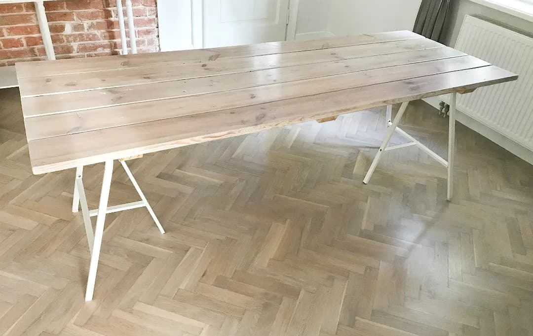Jak zrobić stół ze starych desek - proste kroki, które zaskoczą każdego